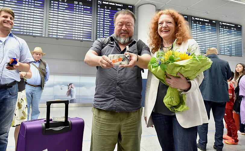 Künstler Ai Weiwei ist am Donnerstag in München gelandet: die Bilder vom Flughafen.