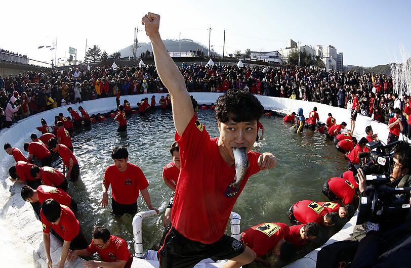 In Südkorea findet zu Zeit das "Hwacheon Sancheoneo Ice Festival" statt. Dieser Teilnehmer freut sich über einen mit bloßer Hand gefangenen Fisch.
