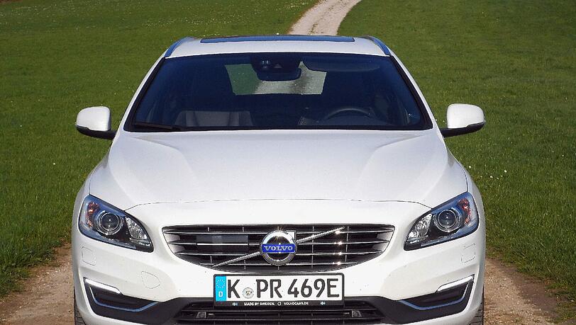 Der Volvo V60 D6 Twin Engine ist ein ganz normaler Kombi der unteren Mittelklasse - und mit einen Diesel- und einen Elektromotor ein zukunftsweisendes Plug-in-Hybrid-Fahrzeug. Der Volvo V60 D6 Twin Engine ist ein ganz normaler Kombi der unteren Mittelklasse - und mit einen Diesel- und einen Elektromotor ein zukunftsweisendes Plug-in-Hybrid-Fahrzeug.