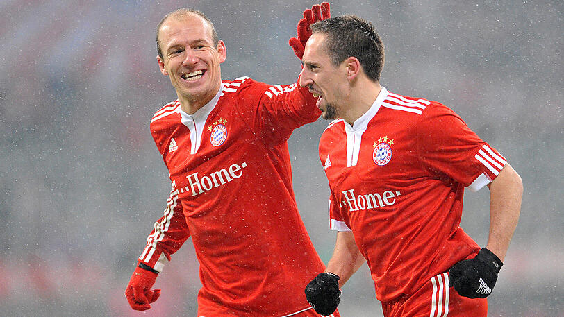 "Robbery" am 10. Februar 2010: Im Pokal-Viertelfinale gegen die SpVgg Greuther Fürth (Endstand 6:2) gratuliert der Münchner Torschütze zum 2:2, Arjen Robben dem Torschützen zum 3:2, Franck Ribéry.