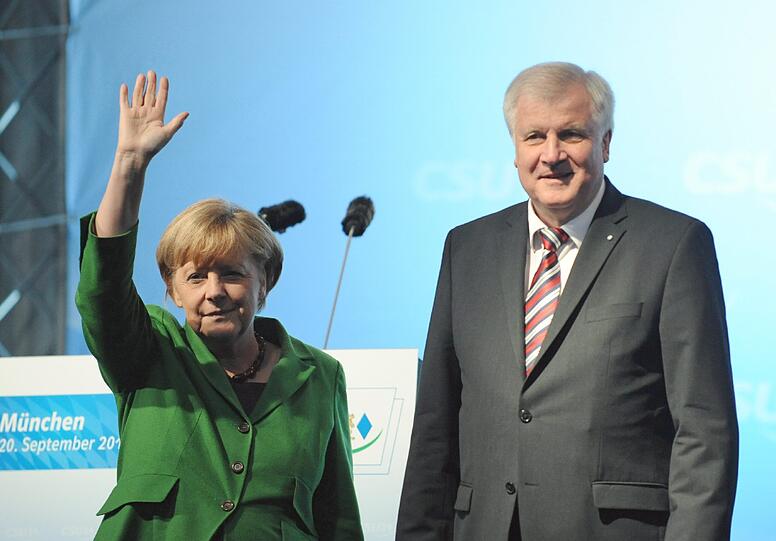Horst Seehofer fürchtet dass Angela Merkel dieser Legislaturperiode nicht überstehen könnte: "Wir müssen auf der Hut sein."