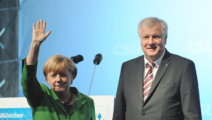 Horst Seehofer fürchtet dass Angela Merkel dieser Legislaturperiode nicht überstehen könnte: "Wir müssen auf der Hut sein." Horst Seehofer fürchtet dass Angela Merkel dieser Legislaturperiode nicht überstehen könnte: "Wir müssen auf der Hut sein."