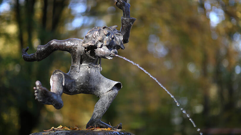 Zwischen dem Bamberger Haus und dem großen Spielplatz ist der Pumucklbrunnen zu finden.