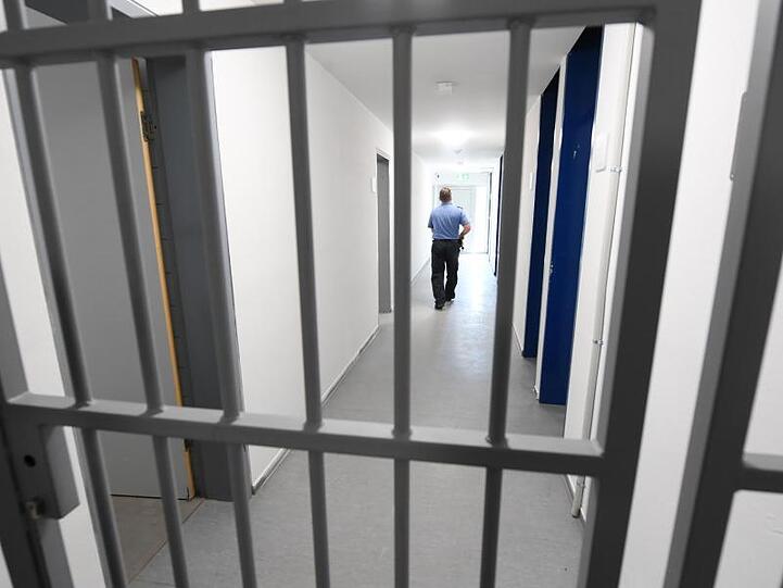 Abschiebegefängnis Darmstadt: Das Bundesinnenministerium will das strenge Trennungsgebot zwischen Abschiebungs- und Strafgefangenen aussetzen.