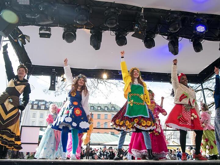 Marktweiber tanzen auf dem Viktualienmarkt. Am 11.11.2019 startet der Fasching in Bayern. Foto: Peter Kneffel/dpa/Archivbild
