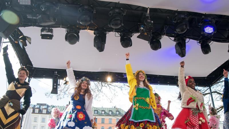Marktweiber tanzen auf dem Viktualienmarkt. Am 11.11.2019 startet der Fasching in Bayern. Foto: Peter Kneffel/dpa/Archivbild Marktweiber tanzen auf dem Viktualienmarkt. Am 11.11.2019 startet der Fasching in Bayern. Foto: Peter Kneffel/dpa/Archivbild