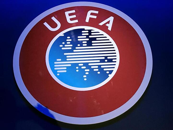 Auch die UEFA muss sich weiter mit den Folgen der Corona-Krise auf den Fußball befassen.