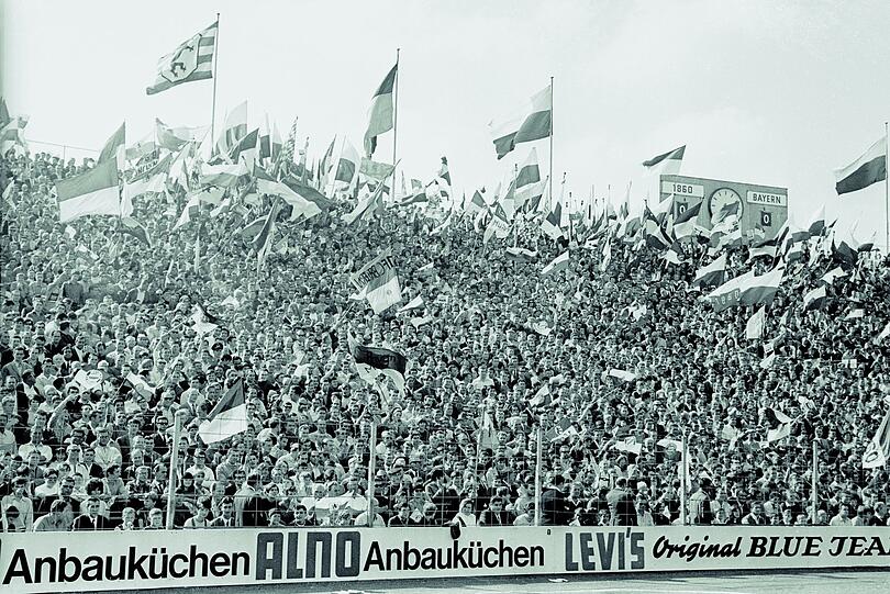 Bayern- und Sechzig-Fans gemischt in der Westkurve des Grünwalder Stadions: So ist das noch beim Bundesliga-Derby am 24. August 1968.