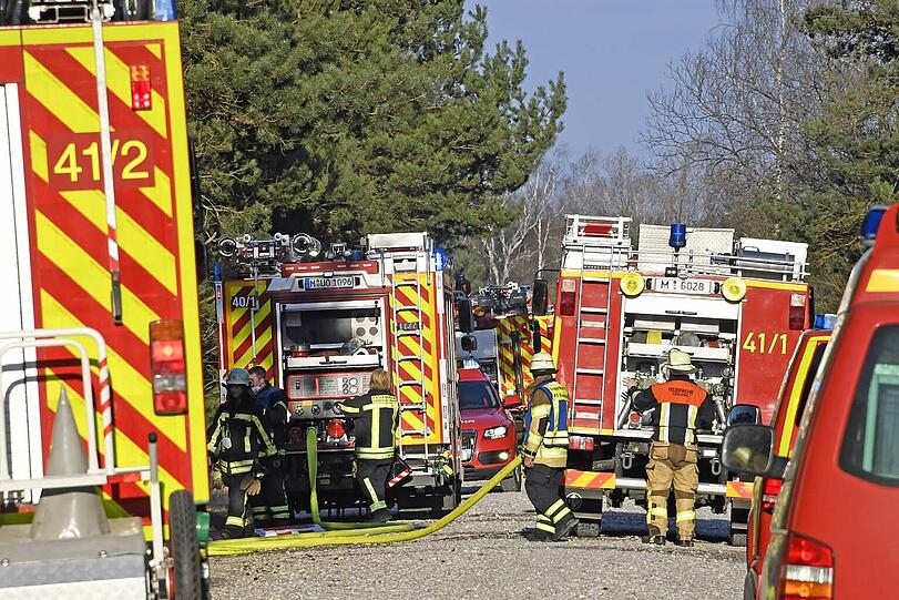 ... um die Flammen zu löschen, mussten lange Schlauchleitungen gelegt werden.
