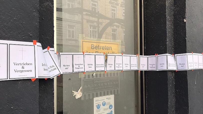 Aktivisten haben am Bauzaun Flugblätter im Stile von Traueranzeigen angebracht.