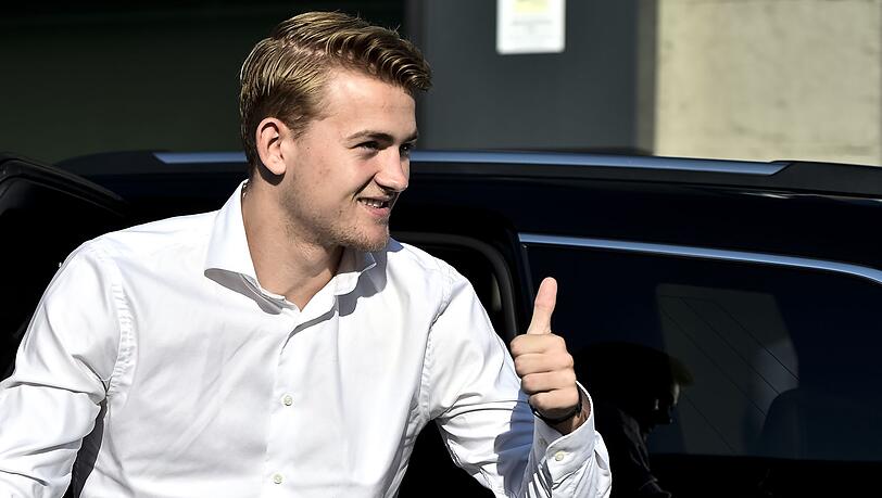 Matthijs de Ligt zeigt vor einem Medizincheck den Daumen nach oben.