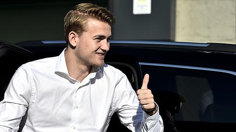 Matthijs de Ligt zeigt vor einem Medizincheck den Daumen nach oben.