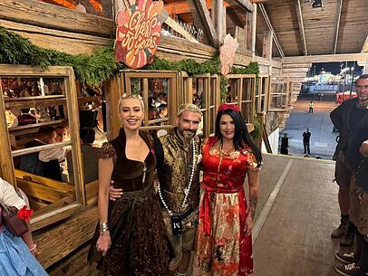 Iris Klein trifft auf dem Balkon von Käfers Wiesn-Schänke auf die Oktoberfest-Dauergäste Verena Kerth und Marc Terenzi Iris Klein trifft auf dem Balkon von Käfers Wiesn-Schänke auf die Oktoberfest-Dauergäste Verena Kerth und Marc Terenzi