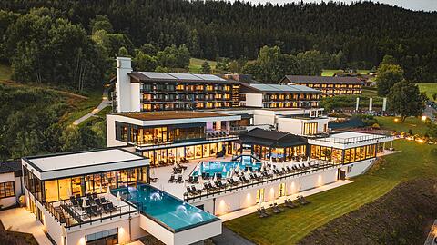 Das Hotel liegt im Luftkurort Lam im Naturpark Oberer Bayerischer Wald und bietet einen zentralen Ausgangspunkt für Naturliebhaber und Erholungssuchende.