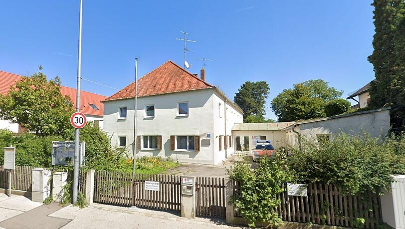 In der alten Schule ist die Ortsgruppe des BRK München-West untergebracht. Nach der Sanierung könnten beispielsweise auch Vereine oder der Bezirksausschuss die Räume nutzen.
