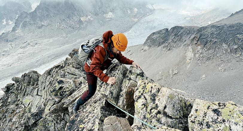 Der Film begleitet Hélène Huby auch abseits von ihrem Beruf, zum Beispiel beim Bergsteigen. Der Film begleitet Hélène Huby auch abseits von ihrem Beruf, zum Beispiel beim Bergsteigen.