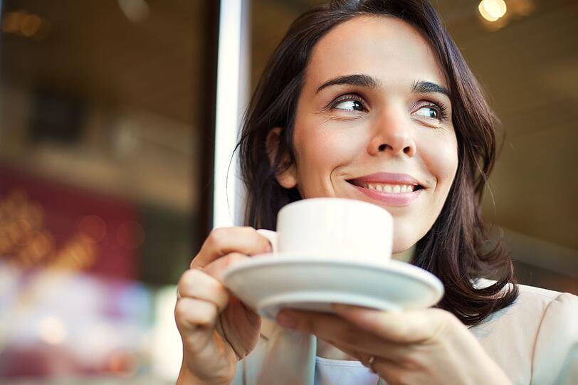 Ein hoher Kortisol-Spiegel versetzt den K&ouml;rper in den Stress-Modus. Ein zus&auml;tzlicher Kaffeekonsum sollte zu diesen Zeiten deshalb vermieden werden. Wenn Sie beispielsweise um 6.30 Uhr aufstehen, dann trinken Sie zwischen 8 und 9 Uhr keinen Kaffee. An einem Espresso nach dem Mittagessen ist hingegen nichts auszusetzen.
