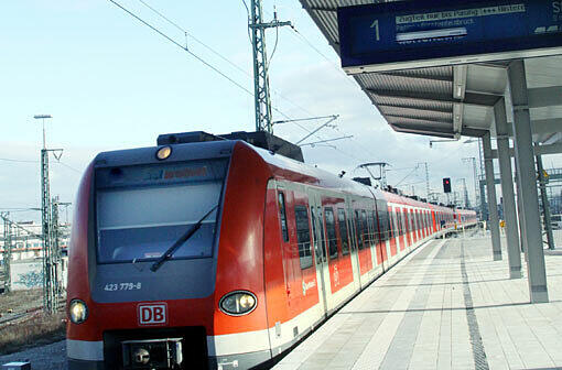 S-Bahnhof München-Hirschgarten: Hier trat der S-Bahn-Fahrer dem Mann an die Hand und beschädigte sein Handy. Gegenüber der Bundespolizei hat er seinen Ausraster gestanden.
