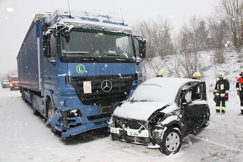 Der Unfallverursacher musste mittels Rettungsspreizer aus seinem PKW befreit werden.