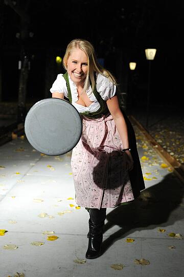 Steffi Schaller bei der 7. Angermaier Eisstock-WM in Tracht im Biergarten des Park Café München in München am 19.11.2013.