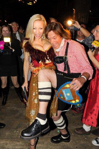 Auch Jürgen Drews und seine Ramona haben ein Wiesn-Ritual: Ein tiefer, tiefer Ausschnitt und Jürgen mittendrin.