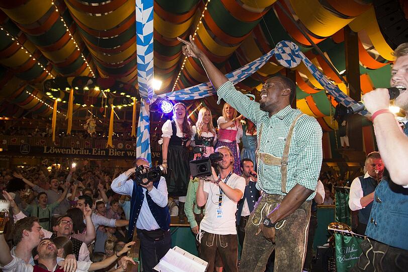 Usain Bolt im Schützenzelt.