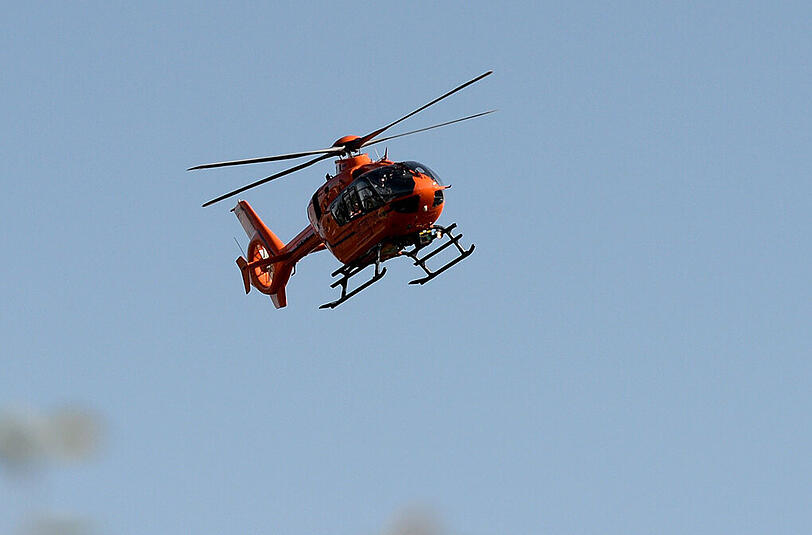 Der schwer verletzte Junge kam am Samstag per Rettungshubschrauber in eine Klinik. (Symbolbild)