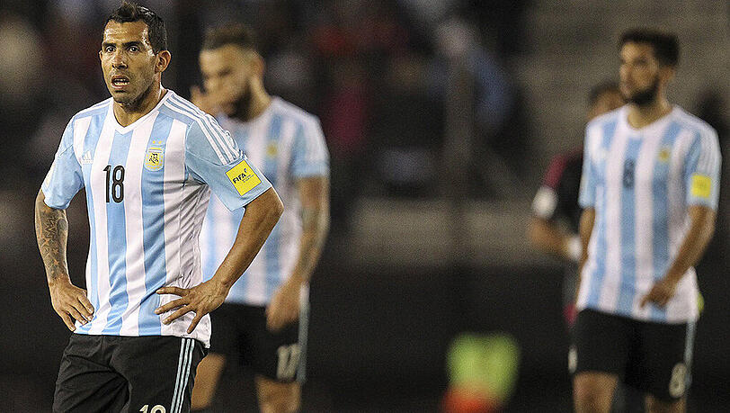 Ratlosigkeit pur: Carlos Tevez (vorne) und seine Kollegen von der argentinischen Nationalelf. Ratlosigkeit pur: Carlos Tevez (vorne) und seine Kollegen von der argentinischen Nationalelf.
