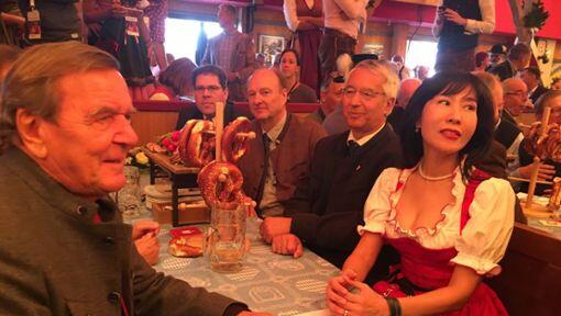 Alt-Kanzler Gerhard Schröder samt Frau in der Ratsboxe. Alt-Kanzler Gerhard Schröder samt Frau in der Ratsboxe.