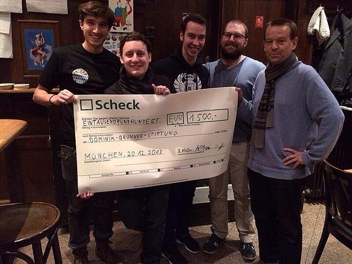 Symbolische Scheckübergabe in der Giesinger Bar Bajanni, dem elftägigen Spielort (v.l.): Die frisch gebackenen Weltrekordhalter Manuel Valasakis, Dominik Beyer, Bernd Müller und Dominik Weiß sowie Andreas Voelmle von der Dominik-Brunner-Stiftung.