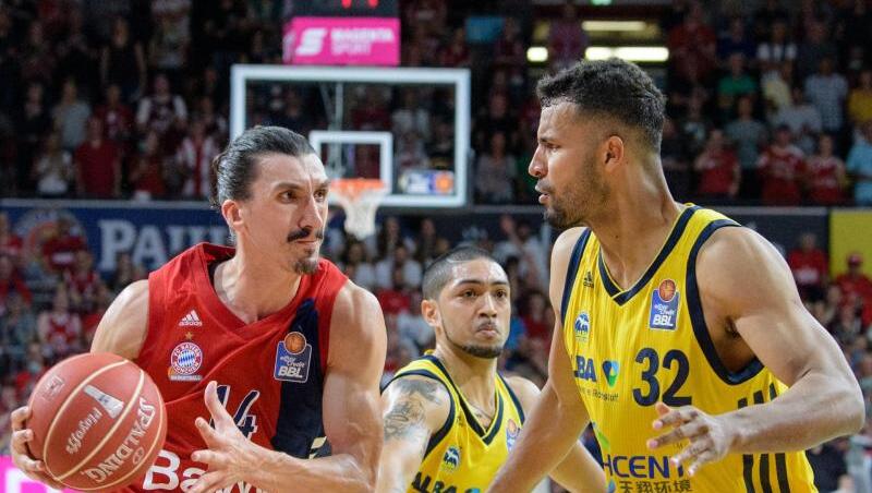 Der FC Bayern München spielt gegen ALBA Berlin in der Basketball-Bundesliga. Peyton Siva (M) und Johannes Thiemann (r) von Alba Berlin versuchen Nihad Djedovic von München zu blocken. Foto: Matthias Balk Der FC Bayern München spielt gegen ALBA Berlin in der Basketball-Bundesliga. Peyton Siva (M) und Johannes Thiemann (r) von Alba Berlin versuchen Nihad Djedovic von München zu blocken. Foto: Matthias Balk