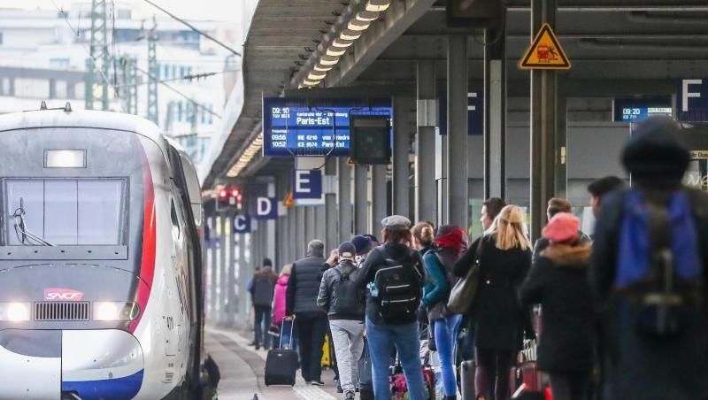 Zum Beginn des Reiseverkehrs zu den Weihnachtsfeiertagen, warten Fahrgäste am Stuttgarter Hauptbahnhof auf die Einfahrt eines TGV-Zuges mit Fahrtziel Paris. Zum Beginn des Reiseverkehrs zu den Weihnachtsfeiertagen, warten Fahrgäste am Stuttgarter Hauptbahnhof auf die Einfahrt eines TGV-Zuges mit Fahrtziel Paris.