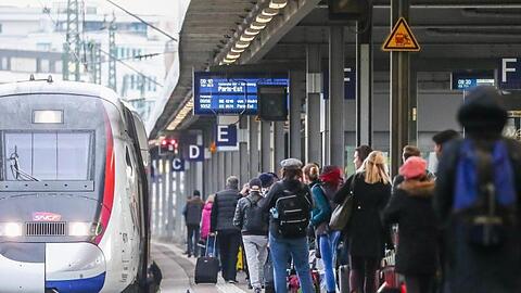Zum Beginn des Reiseverkehrs zu den Weihnachtsfeiertagen, warten Fahrgäste am Stuttgarter Hauptbahnhof auf die Einfahrt eines TGV-Zuges mit Fahrtziel Paris.
