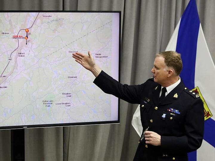 Darren Campbell, Superintendent der Royal Canadian Mounted Police, erläutert den zeitlichen Ablauf und die Tatorte eines Amoklaufs, bei dem ein 51-Jähriger mindestens 22 Menschen getötet haben soll.