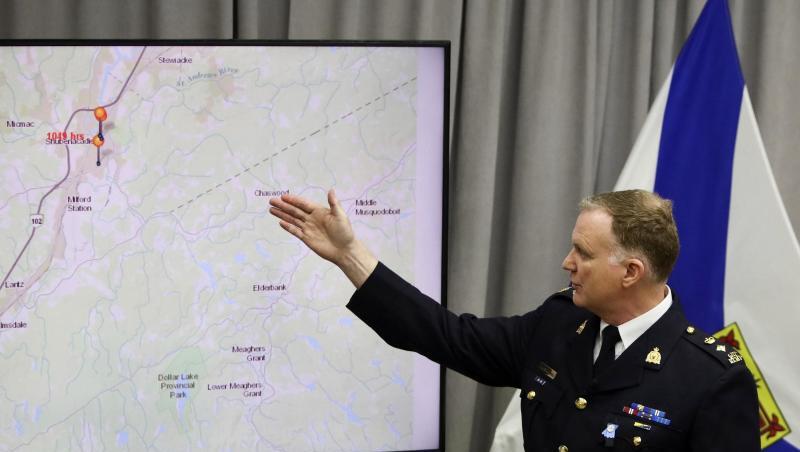 Darren Campbell, Superintendent der Royal Canadian Mounted Police, erläutert den zeitlichen Ablauf und die Tatorte eines Amoklaufs, bei dem ein 51-Jähriger mindestens 22 Menschen getötet haben soll. Darren Campbell, Superintendent der Royal Canadian Mounted Police, erläutert den zeitlichen Ablauf und die Tatorte eines Amoklaufs, bei dem ein 51-Jähriger mindestens 22 Menschen getötet haben soll.