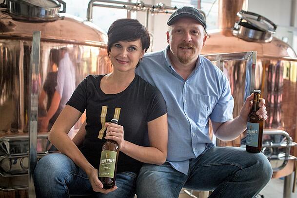 Marta und Thomas Girg von Haderner Bräu brauen ihre Biere mit ökologischen Zutaten. Marta und Thomas Girg von Haderner Bräu brauen ihre Biere mit ökologischen Zutaten.