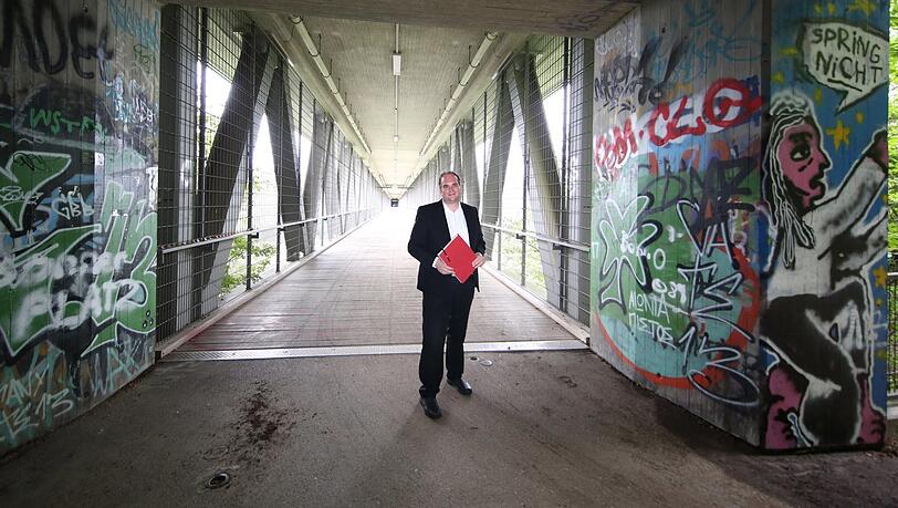 Nur Fußgänger und Radler schaffen es hier momentan über die Isar. Sebastian Roloff (SPD) will das ändern.