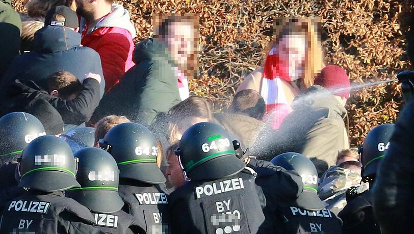 Beim Spiel am 19. November 2022 hat die Polizei Pfefferspray eingesetzt. Dieses Vorgehen hat ein Nachspiel vor Gericht.