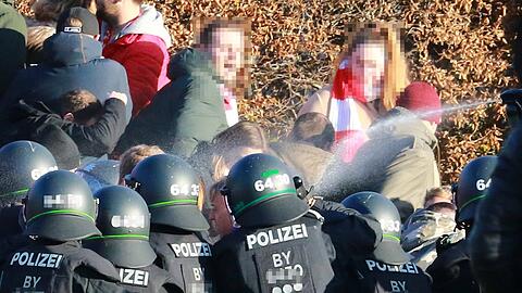 Beim Spiel am 19. November 2022 hat die Polizei Pfefferspray eingesetzt. Dieses Vorgehen hat ein Nachspiel vor Gericht.
