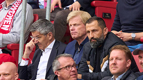 Hasan Salihamidzic (r.), Oliver Kahn (M.) und Herbert Hainer auf der Tribüne in Mainz.