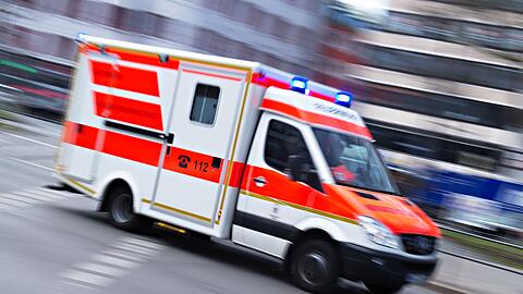 Nach einem Unfall stirbt eine Seniorin im Krankenhaus. (Archivbild)
