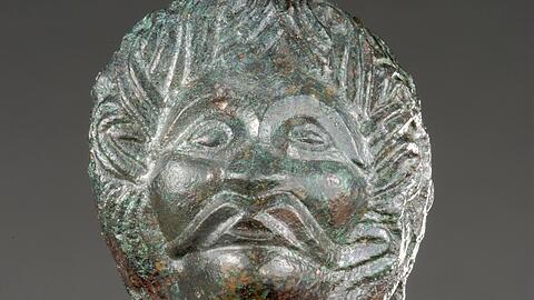 Kunstvoll bis ins Detail - hier ein Achsnagel aus Bronze mit einem Männerkopf, gefunden in Manching. Entstanden ist der Achsnagel im 2. bis. 1. Jahrhundert vor Christus.