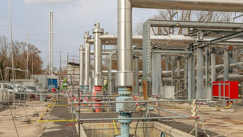 Die Geothermieanlage neben dem Heizkraftwerk: Durch die roten Rohre fließt das heiße Thermalwasser aus der Tiefe hoch, über die blauen wird es abgekühlt wieder in die Tiefe geleitet. Die Geothermieanlage neben dem Heizkraftwerk: Durch die roten Rohre fließt das heiße Thermalwasser aus der Tiefe hoch, über die blauen wird es abgekühlt wieder in die Tiefe geleitet.