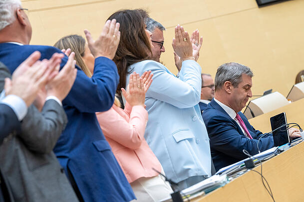 Von den Abgeordneten, größtenteils von der CSU, gibt es stehende Ovationen. Von den Abgeordneten, größtenteils von der CSU, gibt es stehende Ovationen.