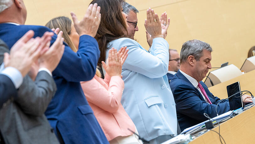 Von den Abgeordneten, größtenteils von der CSU, gibt es stehende Ovationen. Von den Abgeordneten, größtenteils von der CSU, gibt es stehende Ovationen.