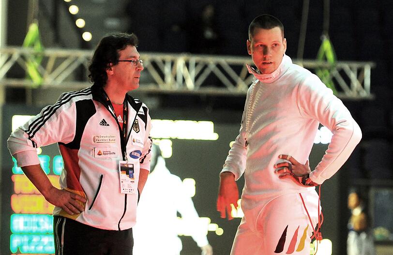 Jörg Fiedler (r) mit seinem Trainer Didier Ollangnon während eines Wettkampfes.
