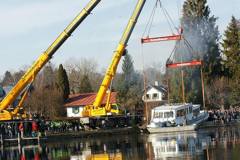 Die "MS Schondorf" ist angekommen in Tutzing. Sie wird in den Starnberger See gelassen.