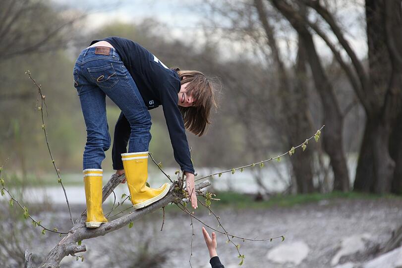 Sei vorsichtig, Kind! Elena turnt auf einem Ast am Flaucher herum.
