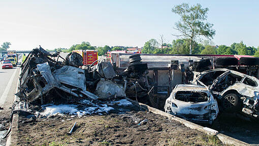 Rettungskräfte arbeiten am 13.06.2013 auf der Autobahn A8 bei Sulzemoos (Oberbayern) an einem ausgebrannten Lastwagen. Zwei weitere Autos sind in den Auflieger des Lastwagens gefahren. Bei dem Unfall kam mindestens eine Person ums Leben Rettungskräfte arbeiten am 13.06.2013 auf der Autobahn A8 bei Sulzemoos (Oberbayern) an einem ausgebrannten Lastwagen. Zwei weitere Autos sind in den Auflieger des Lastwagens gefahren. Bei dem Unfall kam mindestens eine Person ums Leben