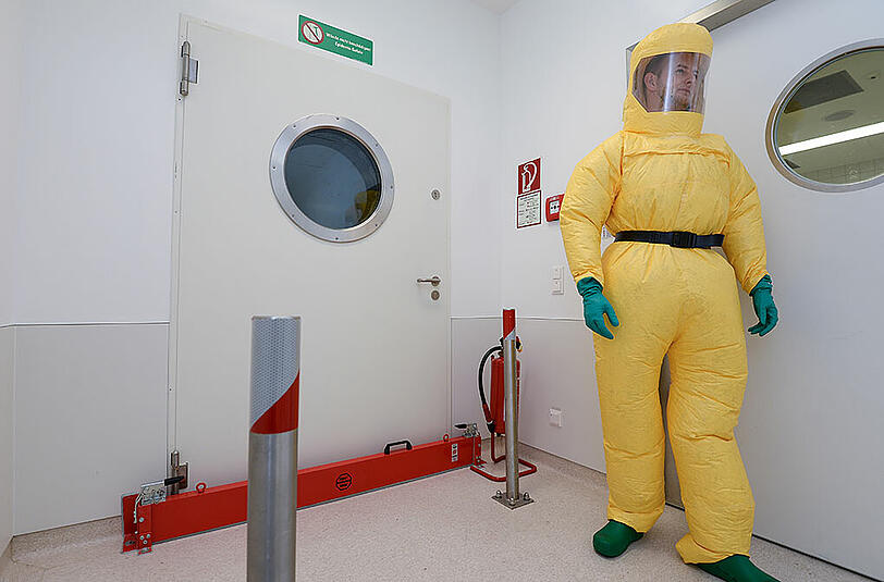 Sorge vor dem Ebola-Virus in Hamburg: Ein Krankenpfleger steht im Universitätsklinikum Eppendorf in der Sonderisolierstation in der Sicherheitssperre.